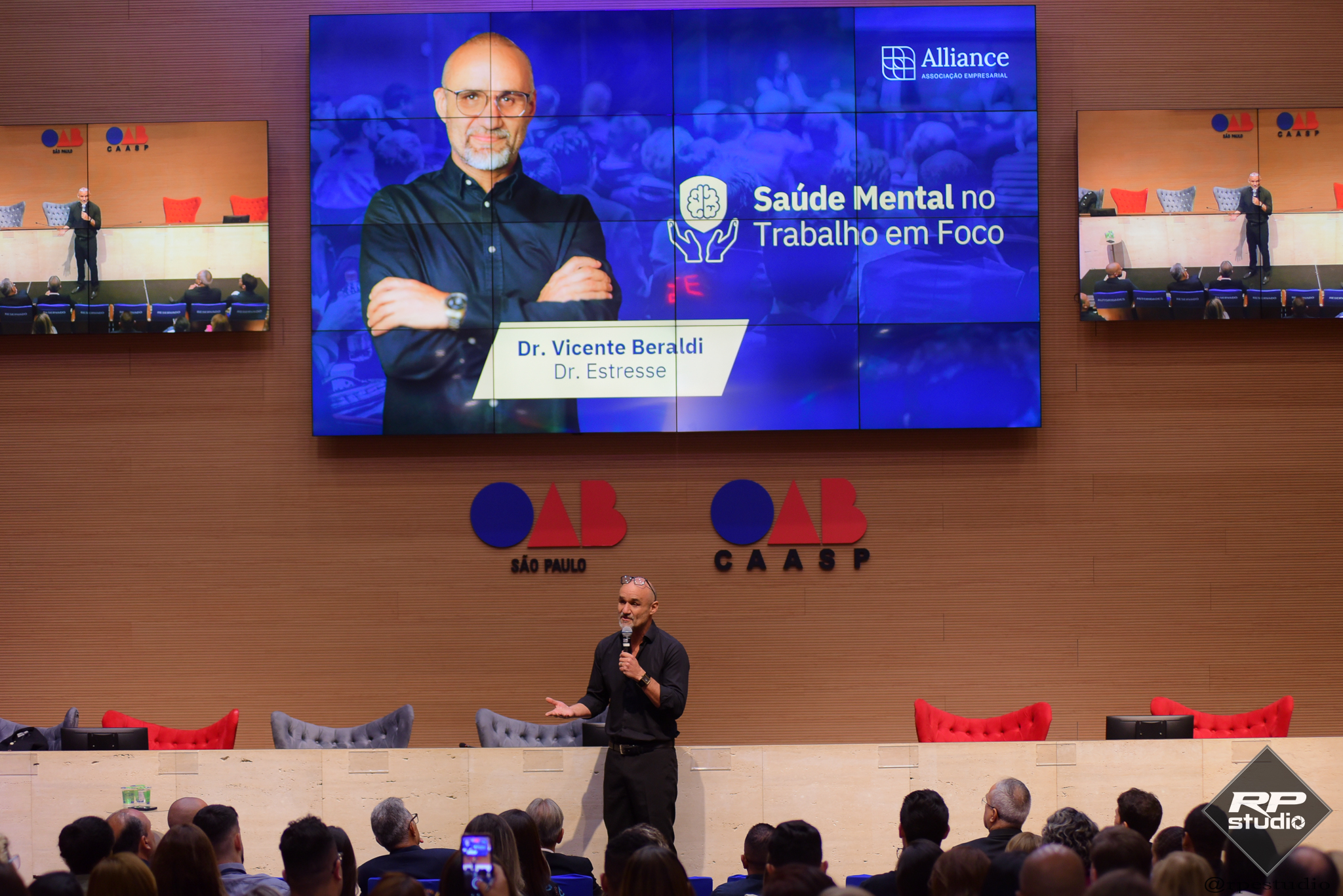 Dr. Vicente Beraldi Freitas conduzindo palestra corporativa