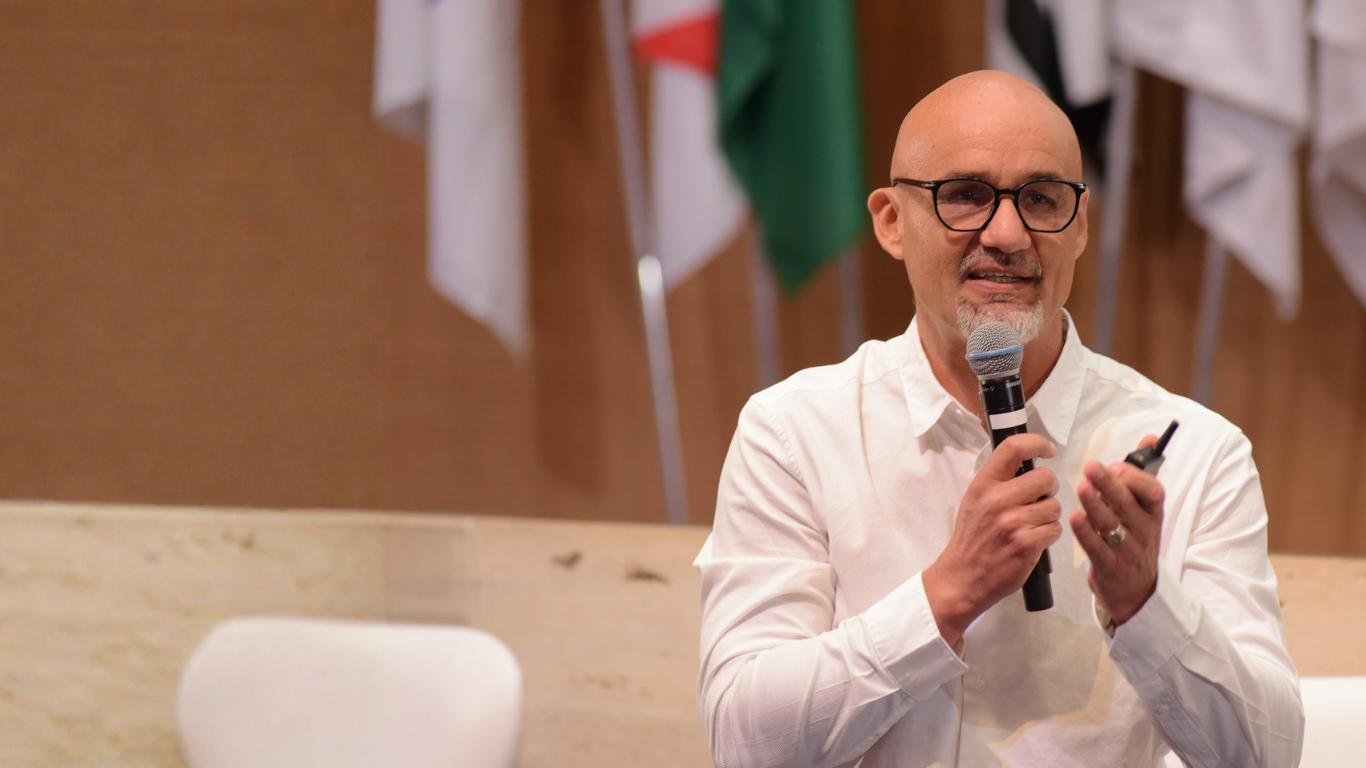 Dr. Vicente Beraldi Freitas conduzindo palestra