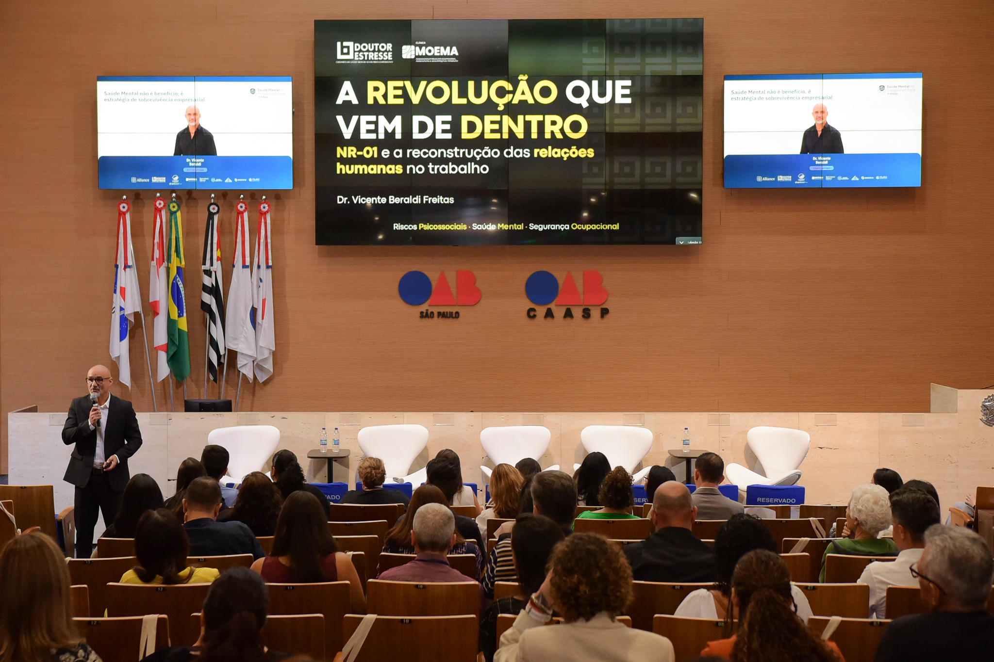 Dr. Vicente Beraldi Freitas conduzindo palestra corporativa