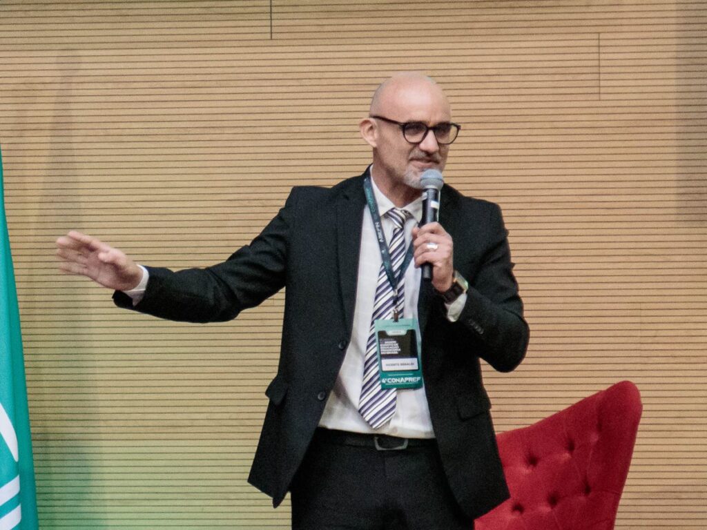 Dr. Vicente Beraldi Freitas durante uma palestra
